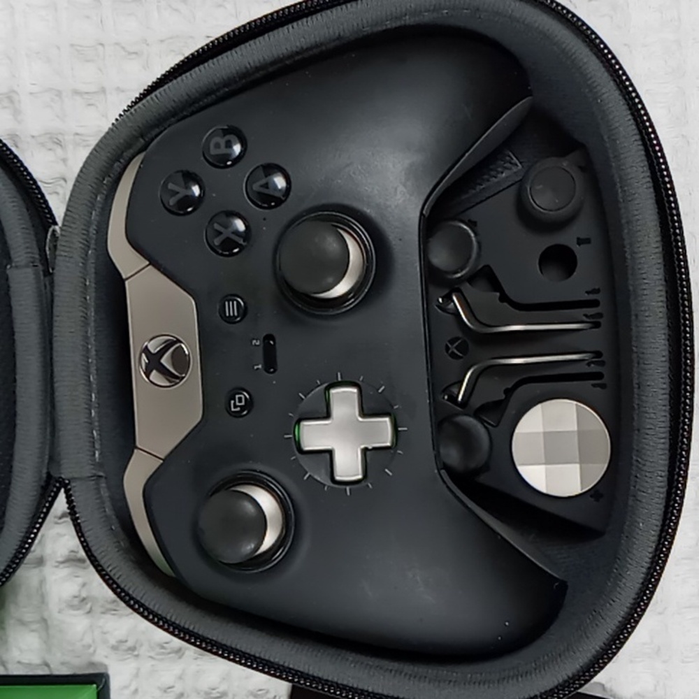 Xbox Elite Wireless Controller In Box w/ Carry Case For Xbox One - Picture 4 of 15
